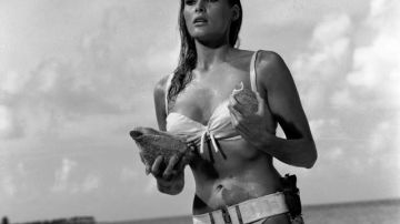 Ursula Andress, nacida en Suiza, tuvo el honor de ser la primera Chica Bond de la historia de la saga cinematográfica, acompañando a Sean Connery y enfrentándose al temible Dr. No en Jamaica.