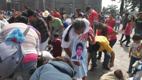 Al terminar la misa, las madres centroaméricanas, hicieron una pausa, para disfrutar en el atrio de la iglesia.