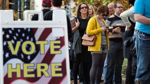 Residentes de Washington D.C. hacen línea afuera del Centro Comunitario Chevy Chase para emitir su 'voto temprano' en la elección para presidente de Estados Unidos.