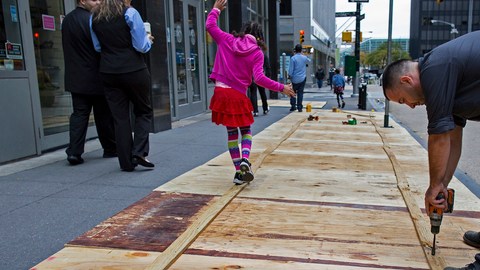 Un trabajador de mantenimiento -llamado Vitto- coloca piezas de madera sobre las rejillas que comunican al transporte subterráneo como forma de evitar inundaciones ante la proximidad del huracán Sandy.