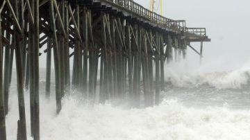 Fuertes olas golpeaban ayer el muelle de Carolina Beach, en Carolina del Norte, mientras  el huracán Sandy se acercaba a las costas del Atlántico.