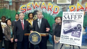 El fiscal Cyrus R. Vance  abrió el programa Armas por Dinero en el Lower East Side, junto al presidente de la Asamblea, Sheldon Silver (izq.) y líderes comunitarios.