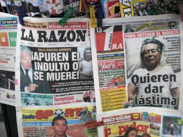 La primera página de un periódico muestra una fotografía de  Alberto Fujimori acostado  una cama con un  título que reza: "Ellos quieren que sientas pena por él".