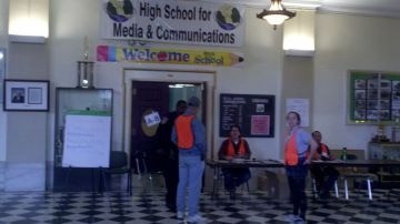 Al Centro de Evacuación localizado en el George Washington High School Educational Campus, no se permitió la entrada de la prensa.