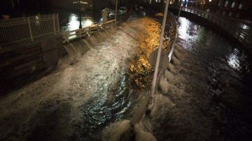 Gran cantidad de agua de mar inunda la entrada del túnel Battery en la parte del Bajo Manhattan en la ciudad de Nueva York.