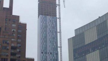 Vista de la grúa que cuelga en la parte superior del edificio en construcción en la calle 57 en Manhattan.