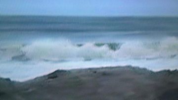 El oleaje en la costa de Long Island se intensifica con el pasar de las horas.
