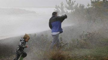 Las lluvias y vientos de la tormenta "Sandy" llegarán a Canadá a través del lago Ontario entre las ciudades de Toronto y Ottawa.