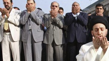 El líder del Consejo Supremo Iraquí, Ammar al Hakim, lidera las oraciones por el Eid al Adha o Fiesta musulmana del Sacrificio, en Bagdad, Irak.