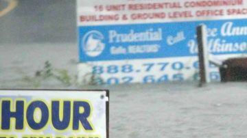 Después de comprobar que su barco está seguro, Bob Casseday cruza la calle inundada de Savannah Road en Lewes, Delaware, para volver a casa, bajo la lluvia de la supertormenta "Sandy".