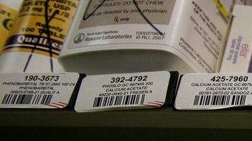 Adolescentes reciben anticonceptivos en sus colegios en Inglaterra.
