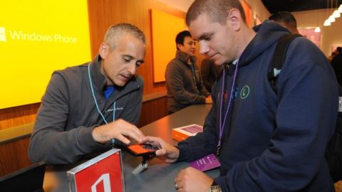 Un empleado de Microsoft muestra a un asistente el renovado sistema operativo de Microsoft, Windows Phone 8, durante su lanzamiento en San Francisco, California.