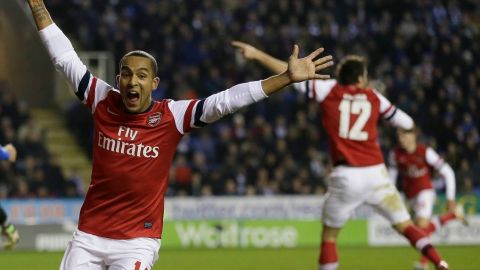 Theo Walcott hizo un hat-trick en el triunfo 7-5 de Arsenal sobre Reading