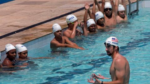 Michael Phelps, multicampeón olímpico, impartió una clase de natación a niños en Río de Janeiro, Brasil