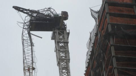 Una sección de una grúa cuelga tras ser partida por los fuertes vientos  provocados por el huracán Sandy, en Nueva York.
