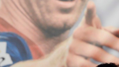 Leo Messi se dirige a la prensa luego de ganar su segunda de Bota de Oro, otorgada al jugador que mas goles anotó  en las ligas euopeas la pasada campaña.