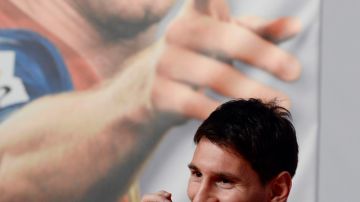 Leo Messi se dirige a la prensa luego de ganar su segunda de Bota de Oro, otorgada al jugador que mas goles anotó  en las ligas euopeas la pasada campaña.