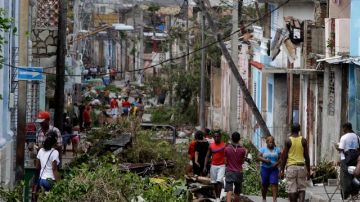 Residentes de algunos barrios de La Habana proceden a retirar los árboles tumbados por el paso del huracán.