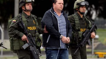 Integrantes de la Policía colombiana presentan  al costarricense Alejandro Jiménez, alias "El Palidejo", presunto autor intelectual del asesinato.