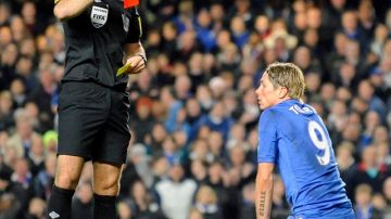 El delantero  Fernando Torres (der.) del Chelsea al momento de ser expulsado del juego ante el Manchester United, que se impuso por pizarra de 3-2.