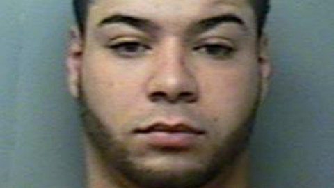 Santiago Gómez, quien cumple sentencia en Westchester, es el principal demandante por el uso de la seda dental. A la derecha, un paquete de Floss Loops.