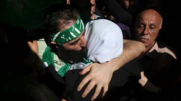 Un líder palestino es recibido por su madre a la salida de la prisión.
