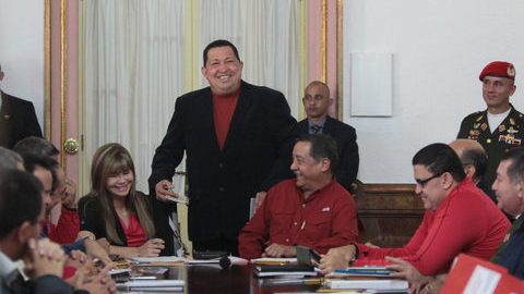 El presidente Hugo Chávez dialoga con sus ministros durante una sesión de gabinete. El gobierno venezolano trabaja en la reforma fiscal.