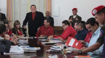 El presidente Hugo Chávez dialoga con sus ministros durante una sesión de gabinete. El gobierno venezolano trabaja en la reforma fiscal.