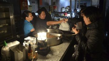 Clientes acuden a una tienda sin electricidad en el Barrio Chino en el sur de Manhattan.