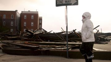 Una mujer camina por Atlantic City, N.J. tras el paso del huracán por esa zona.