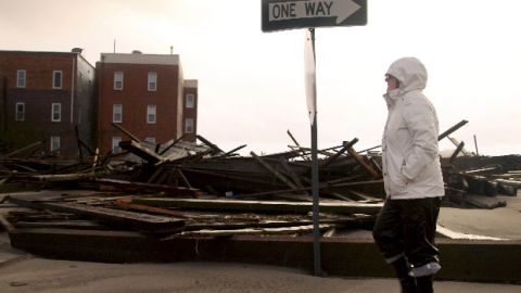 Una mujer camina por Atlantic City, N.J. tras el paso del huracán por esa zona.