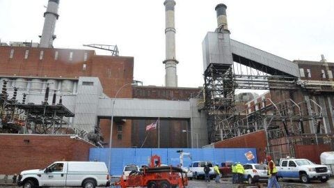 Operarios de la empresa Con Edison, trabajan tras la explosión producida en la subestación eléctrica de la calle 14, en el Bajo Manhattan. Restablecer el suministro cortado puede tardar hasta una semana en algunos vecindarios