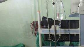 Dos médicos realizan una angioplastia a un paciente en el Instituto de Cardiología y Cirugía Cardiovasculares de La Habana, Cuba.