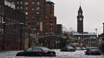 Una calle inundada tras el paso de la tormenta Sandy en la localidad de Hoboken, Nueva Jersey.