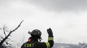 Un bombero inspecciona las ruinas de una casa en Breezy Point, Nueva York, el martes 30 de octubre de 2012. Un incendio causado por el azote del huracán Sandy en Nueva York, la noche anterior, provocó el incendio de unas 80 viviendas y muchos otros daños.