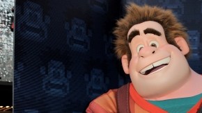 Arriba, Jane Lynch el lunes en el estreno de 'Wreck-it Ralph' en LA. Derecha, su personaje en la cinta, la sargento Calhoun.