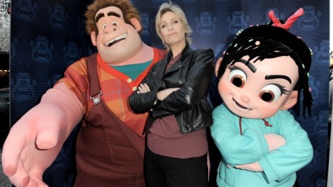 Arriba, Jane Lynch el lunes en el estreno de 'Wreck-it Ralph' en LA. Derecha, su personaje en la cinta, la sargento Calhoun.
