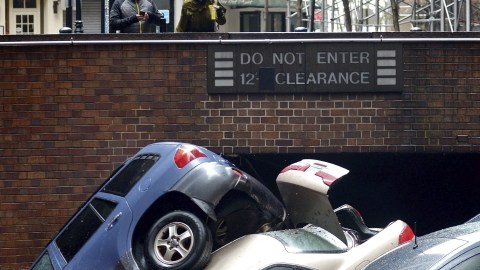 JLX28. NUEVA YORK (ESTADOS UNIDOS), 30/10/2012.- Varios coches permanencen inundados en un parking de Nueva York, EEUU, el 30 de octubre del 2012. Al menos diez personas han muerto en la ciudad de Nueva York debido al "impacto sin precedentes" de la tormenta "Sandy", confirmó hoy el alcalde de la Gran Manzana, Michael Bloomberg. EFE/Justin Lane