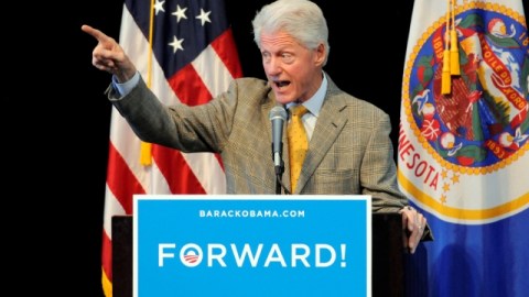 El Ex Presidente Bill Clinton participó ayer en un evento a favor de Obama organizado por alumnos de la Universidad de Minessota.