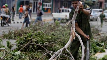 Un soldado remueve los árboles caídos en un barrio de La Habana tras el paso del huracán.