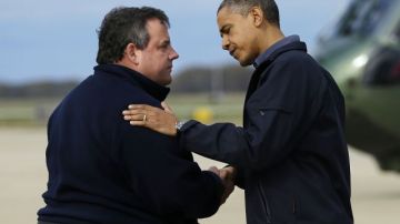 El presidente Barack Obama expresando su solidaridad al gobernador de Nueva Jersey, Chris Christie.