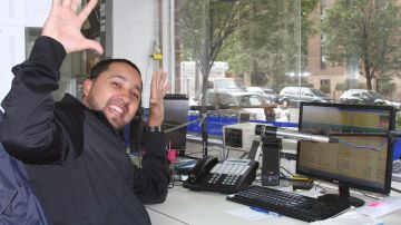 Damián Durán dedica una sonrisa en medio de "la locura" que ha sido trabajar hoy despachando taxis en NY.