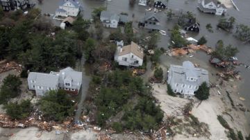 Foto distribuida por las Fuerzas Aéreas de EE.UU., que muestra vista aérea de los estragos causados por el huracán Sandy en la costa de Nueva Jersey.