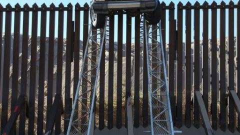Un Jeep Cherokee que presuntos contrabandistas intentaban pasar por encima de la valla fronteriza México-Estados Unidos, se atascó en la parte superior de una rampa improvisada, cerca de Yuma, Arizona.