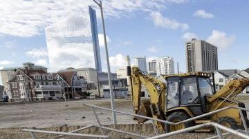 Una máquina excavadora retira la arena acumulada en la costa tras el azote del huracán "Sandy" en Atlantic City, Nueva Jersey.