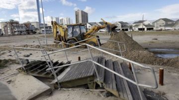 Una máquina excavadora retira la arena acumulada en la costa tras el azote del huracán "Sandy" en Atlantic City, Nueva Jersey.