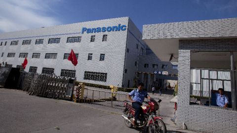 Agentes de seguridad chinos hacen guardia frente a una fábrica cerrada de la empresa japonesa Panasonic, que fue asaltada hace unas semanas por manifestantes antijaponeses en Qingdao.