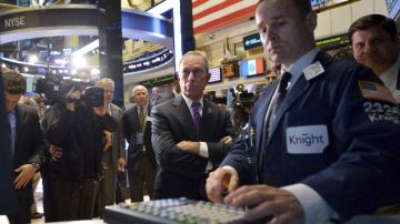 El alcalde de Nueva York, Michael Bloomberg (centro), visita la Bolsa de Nueva York durante el primer día de apertura tras dos días de cierre por "Sandy".