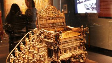 El trono de oro es una de más de 200 piezas que forman parte de la nueva exhibición sobre las vidas de los reyes de la India, desde 1700 hasta 1940.
