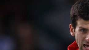 Novak Djokovic empezó la jornada en plan de fiesta y terminó de  manera lánguida al ser eliminado  en primera ronda del Masters de París.